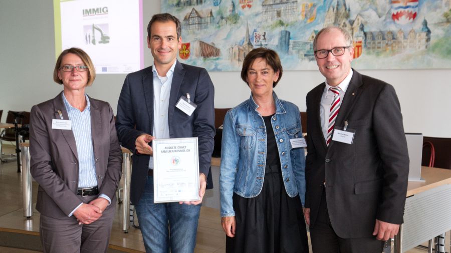 Auszeichnung Familienfreundliches Unternehmen im Kreis Paderborn (© Foto:Oliver Krato) Auszeichnung Familienfreundliches Unternehmen im Kreis Paderborn (© Foto:Oliver Krato)